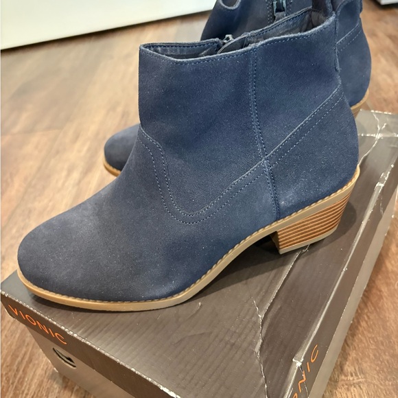 Brand new in box suede leather VIONIC Boots - Picture 4 of 4